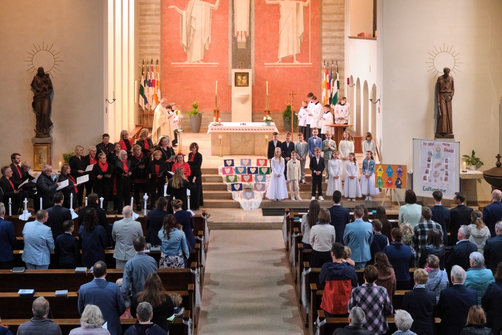 Wir singen das Mottolied zusammen mit den Erstkommunionkindern in Mackenzell